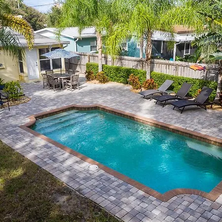 Turtles Nest Pool Home ~ Hot Tub ~ Walking Distance To The Beach - 821 E. 11Th